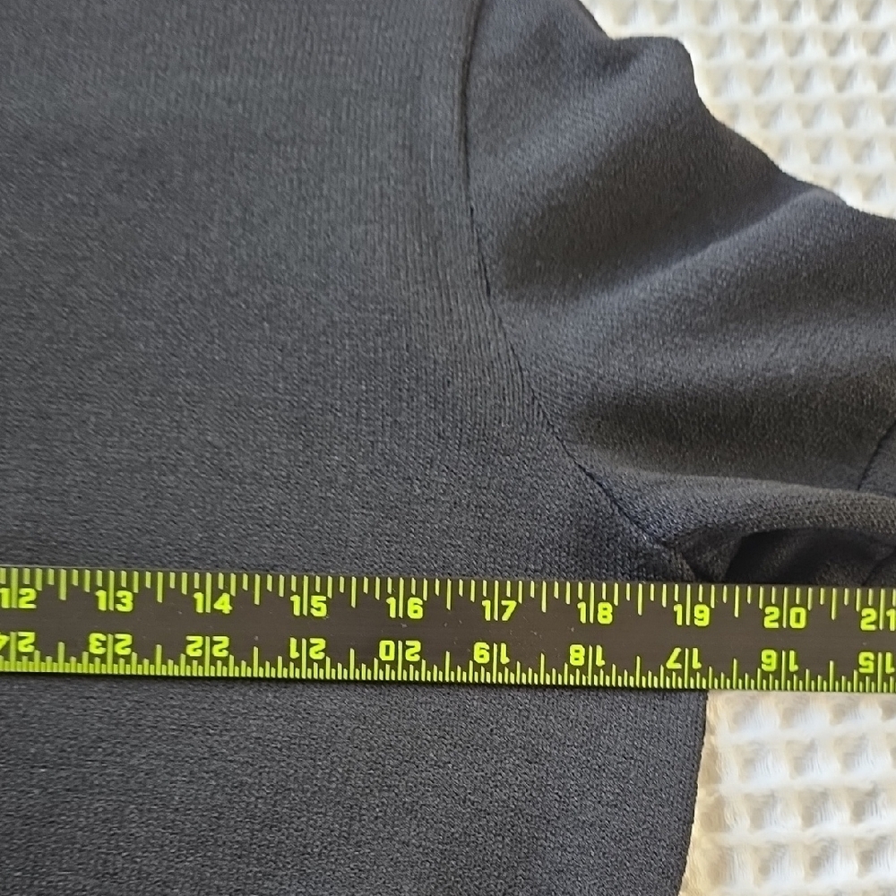 St. John Classic Black Short Sleeve Mock Neck Crop Sweater Medium - Picture 6 of 12